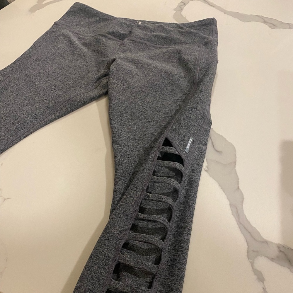 Mondetta cropped leggings with cut out detail along side. Size M
